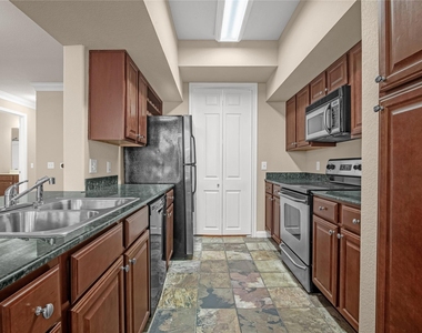 7575 Kirby Drive - Photo Thumbnail 16