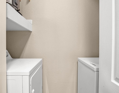 7575 Kirby Drive - Photo Thumbnail 20