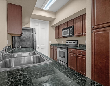 7575 Kirby Drive - Photo Thumbnail 18