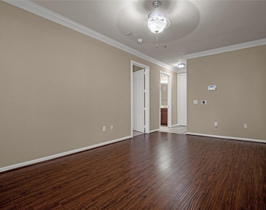 7575 Kirby Drive - Photo Thumbnail 10