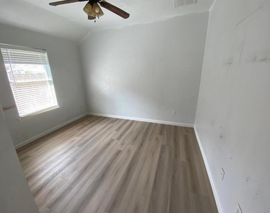 25910 N Lakefair Drive - Photo Thumbnail 10