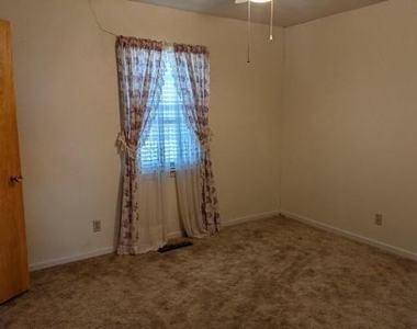 939 W 1st Street - Photo Thumbnail 3