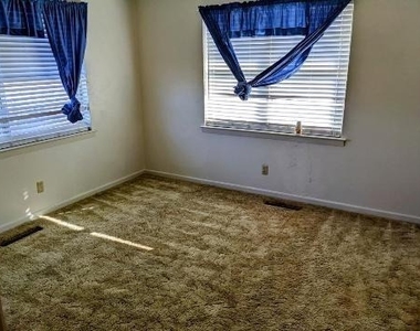 939 W 1st Street - Photo Thumbnail 2
