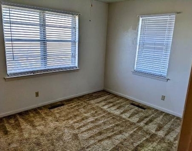 939 W 1st Street - Photo Thumbnail 1