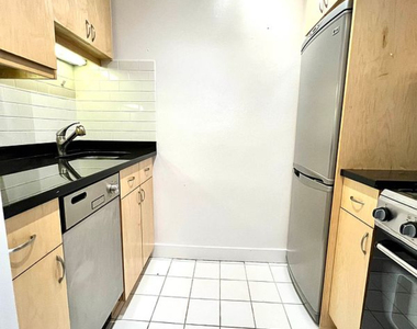 420 East 79th Street - Photo Thumbnail 2