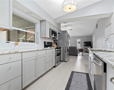 3425 Se 4th Avenue - Photo Thumbnail 23