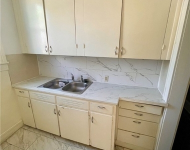 52 Genesee St  Apt 1 - Photo Thumbnail 14