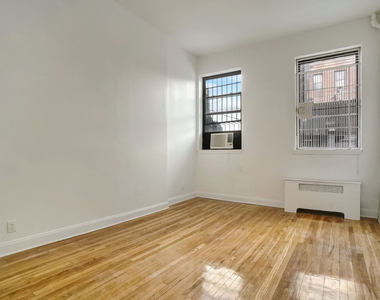 275 West 22nd Street - Photo Thumbnail 2