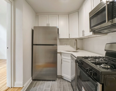 275 West 22nd Street - Photo Thumbnail 3