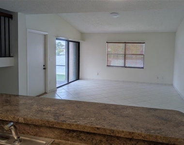 1061 Nw 122nd Terrace - Photo Thumbnail 4