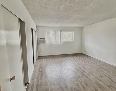 922 W Duarte Rd - Photo Thumbnail 13