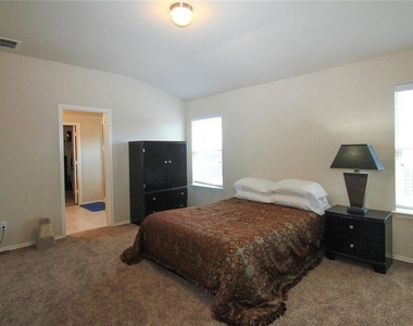 2705 Overton St - Photo Thumbnail 7