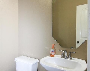 2705 Overton St - Photo Thumbnail 15