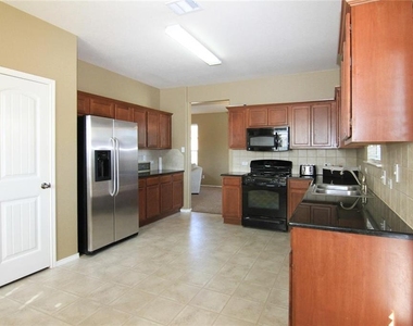 2705 Overton St - Photo Thumbnail 4