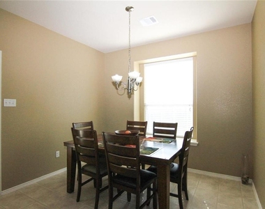 2705 Overton St - Photo Thumbnail 6