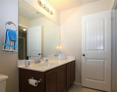 2705 Overton St - Photo Thumbnail 14