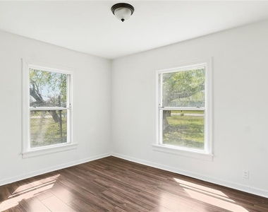 410 Clinton Park Street - Photo Thumbnail 2
