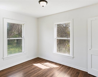 410 Clinton Park Street - Photo Thumbnail 3