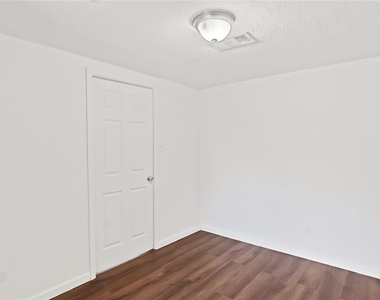 410 Clinton Park Street - Photo Thumbnail 6