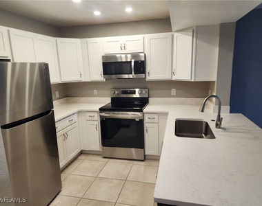 8284 Key Royal Circle - Photo Thumbnail 4