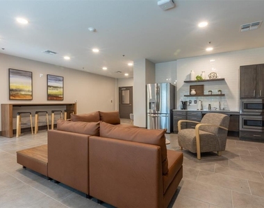 1515 Roosevelt Avenue - Photo Thumbnail 9