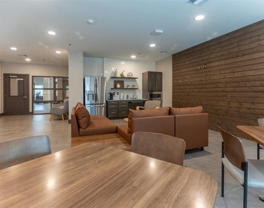1515 Roosevelt Avenue - Photo Thumbnail 10