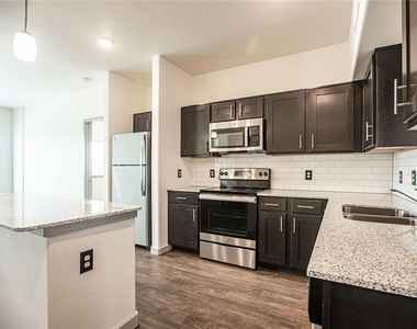 1515 Roosevelt Avenue - Photo Thumbnail 8