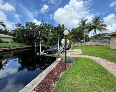 5921 Sw 17th Court - Photo Thumbnail 1