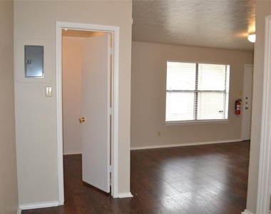 2526 W Prairie Street W - Photo Thumbnail 1