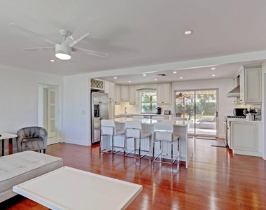 7115 Venetian Way - Photo Thumbnail 5