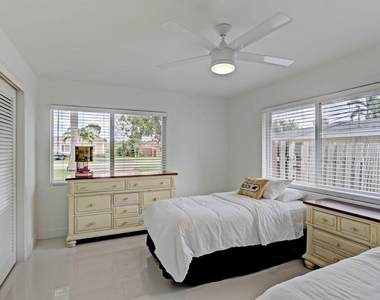 7115 Venetian Way - Photo Thumbnail 16