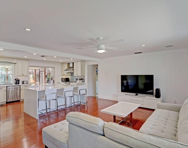 7115 Venetian Way - Photo Thumbnail 2