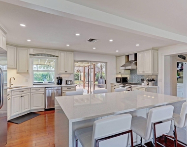 7115 Venetian Way - Photo Thumbnail 6