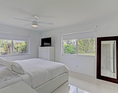 7115 Venetian Way - Photo Thumbnail 11