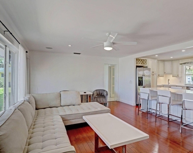 7115 Venetian Way - Photo Thumbnail 3