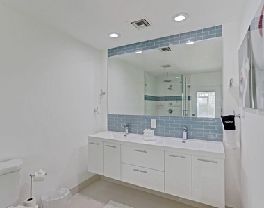 7115 Venetian Way - Photo Thumbnail 12