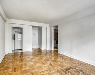 250 E 39th Street - Photo Thumbnail 3