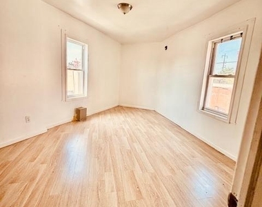 240 W Glenwood Avenue - Photo Thumbnail 3