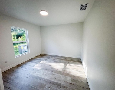 2201 Conway Drive - Photo Thumbnail 3