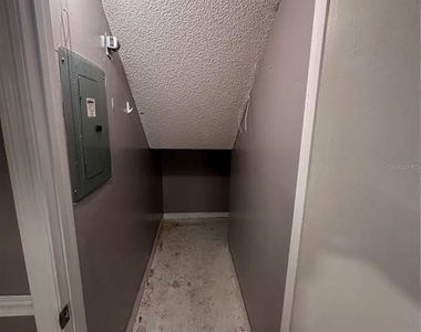 5252 Brook Court - Photo Thumbnail 9