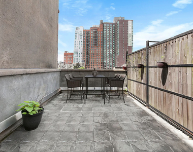 Essex Street - Photo Thumbnail 5