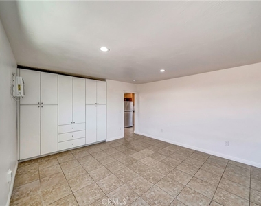 6735 Elmer Avenue - Photo Thumbnail 8