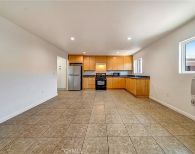 6735 Elmer Avenue - Photo Thumbnail 2