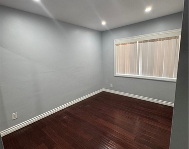 8739 Tyrone Ave - Photo Thumbnail 13