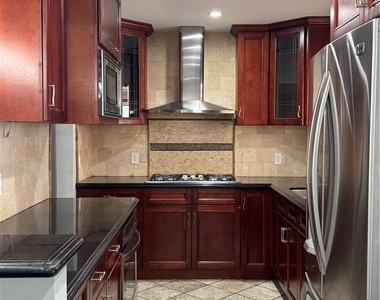 8739 Tyrone Ave - Photo Thumbnail 7