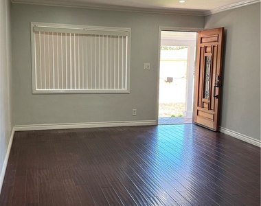 8739 Tyrone Ave - Photo Thumbnail 5