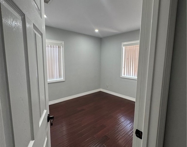 8739 Tyrone Ave - Photo Thumbnail 19