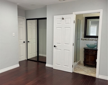 8739 Tyrone Ave - Photo Thumbnail 23