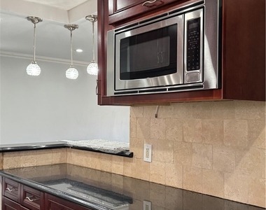8739 Tyrone Ave - Photo Thumbnail 10