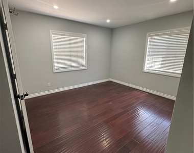 8739 Tyrone Ave - Photo Thumbnail 22